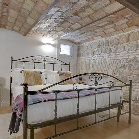 Colosseo Laterano 85 - And